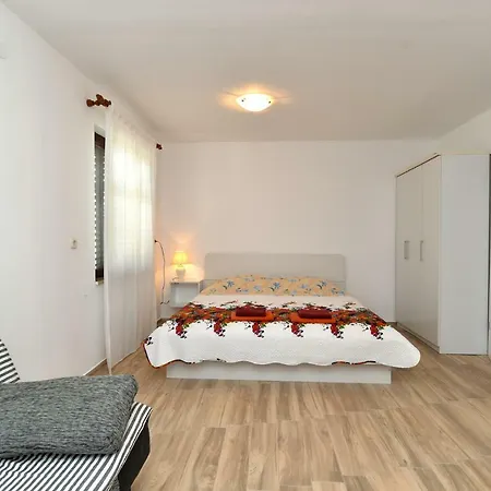 Apartment Marija 85 *